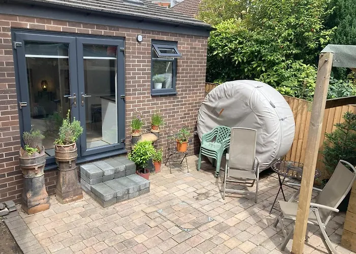 Beautiful Detached Private Annex In Great Location