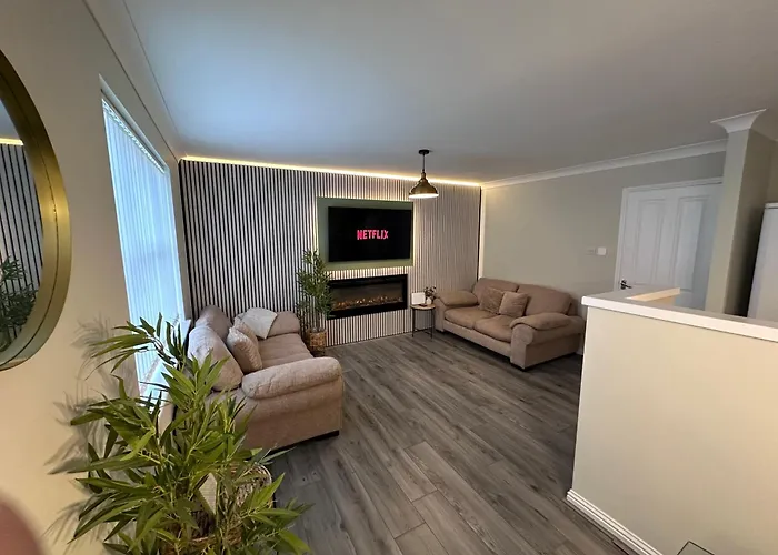 Modern 2-Bedroom Apartment Near Manchester With Free Parking