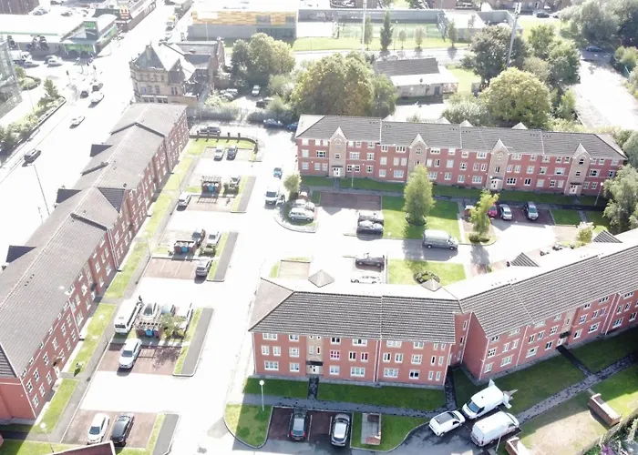 Modern 2-Bedroom Apartment Near Manchester With Free Parking